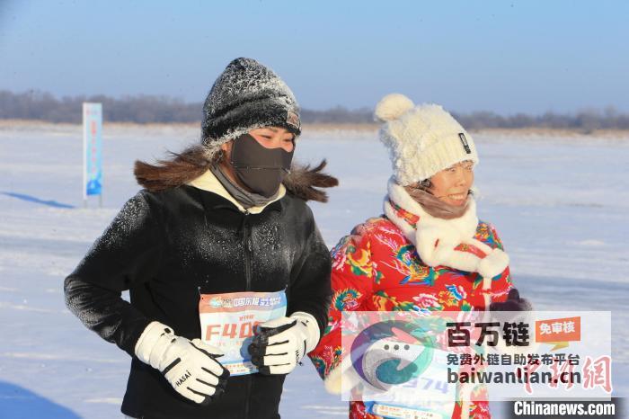 冰上马拉松赛激情开跑 抚远·黑瞎子岛 第六届中国东极 冰雪尽展竞速风采 (冰上马拉松装备)